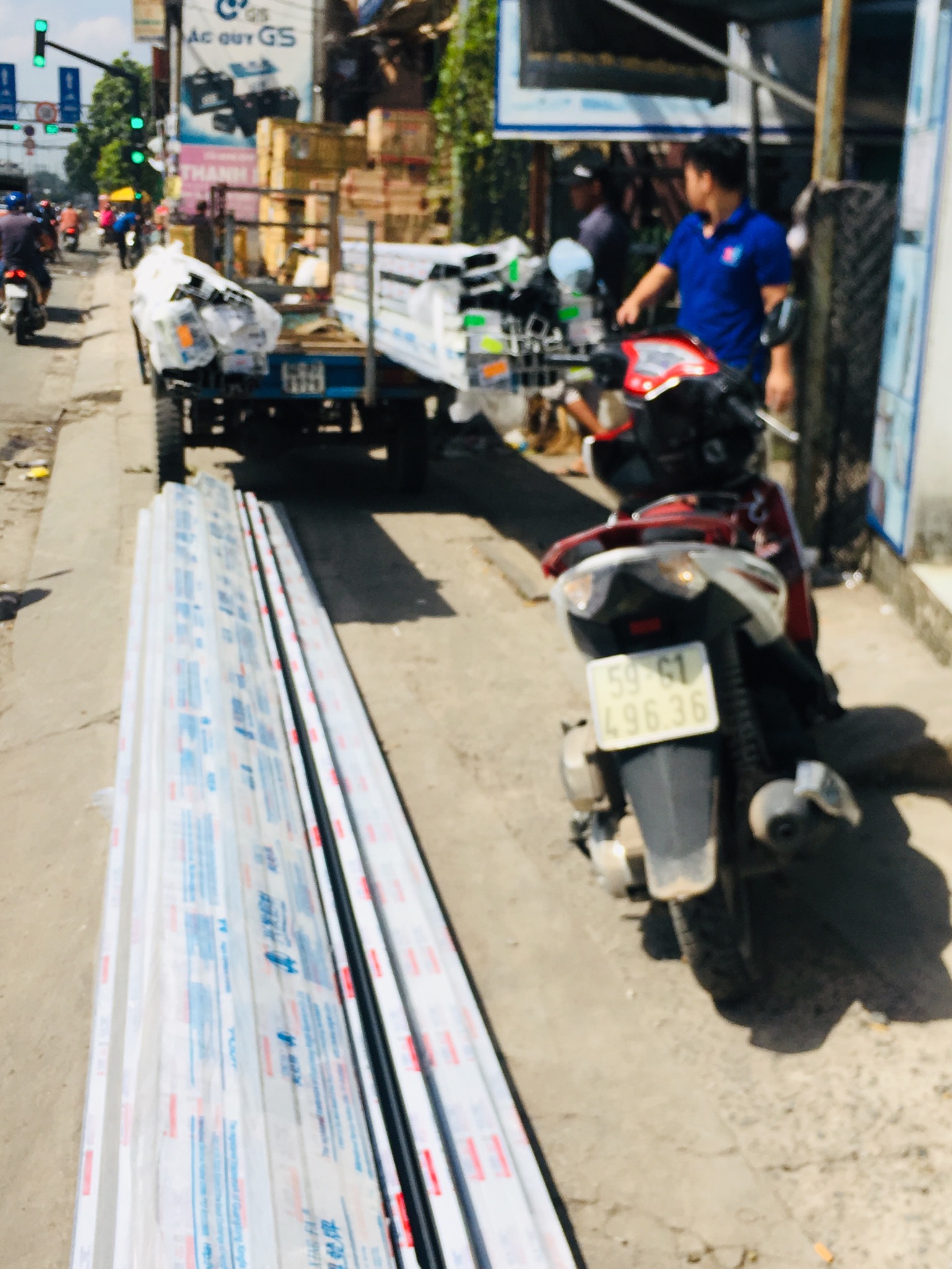 Nhập hàng về xưởng sản xuất..