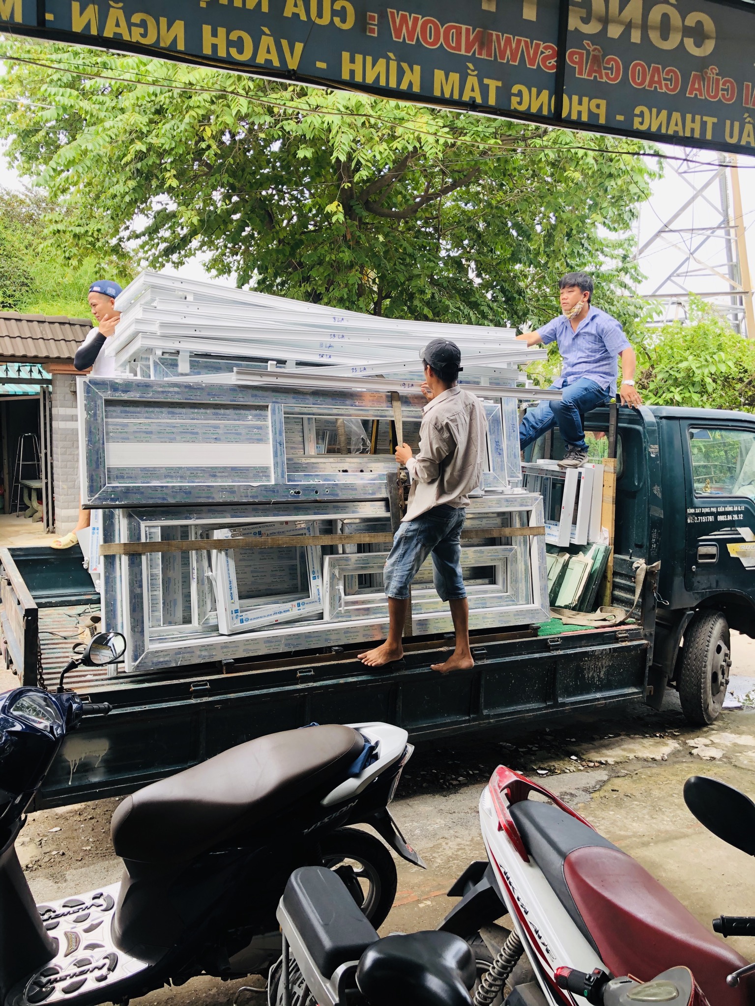 Lên xe giao đến công trình long an