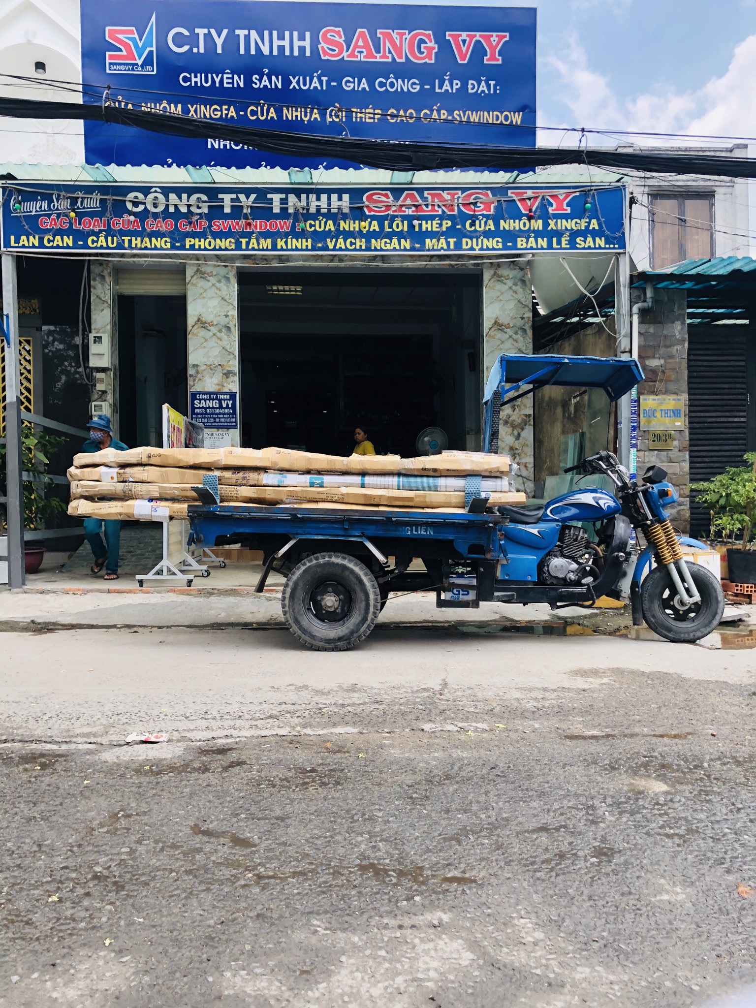 Vận chuyển hàng đến công trình 
